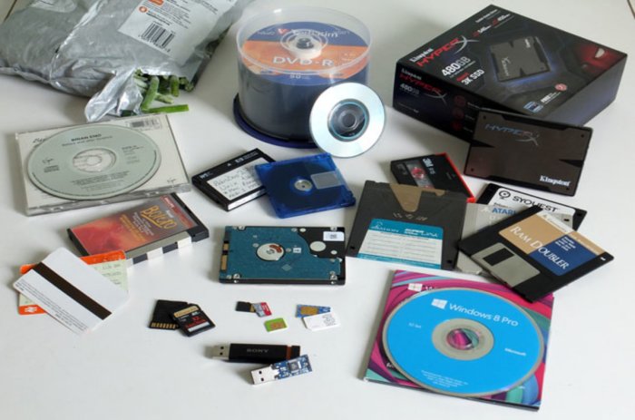 mix_of_data_storage_cd_sd_ssd_hdd_floppy_tape_etc